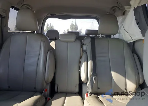 2013 Toyota Sienna Xle z USA, uszkodzony, nr VIN 5TDYK3DC9DS390358